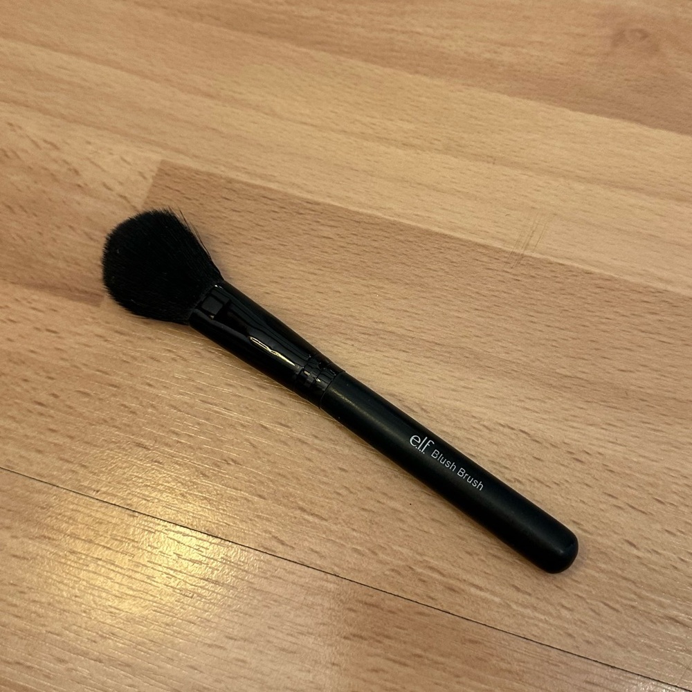 Elf blush brush in good condition